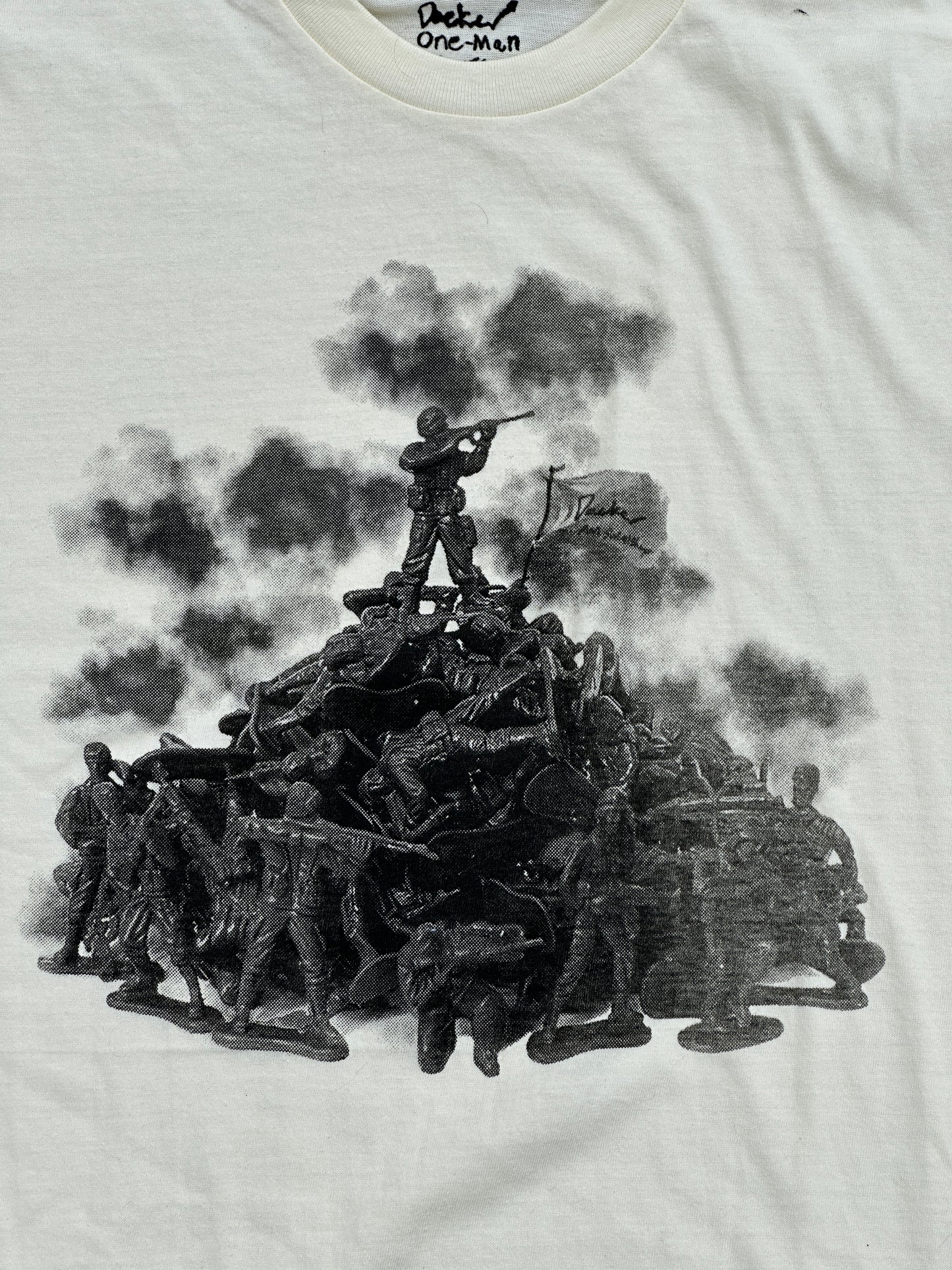 PLASTIC WAR Halftone Graphic T-shirt